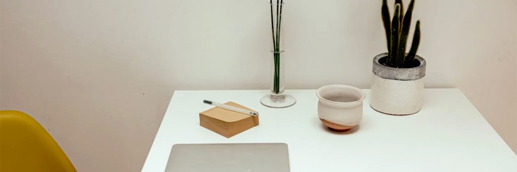 Brown-sticky-notes-on-table