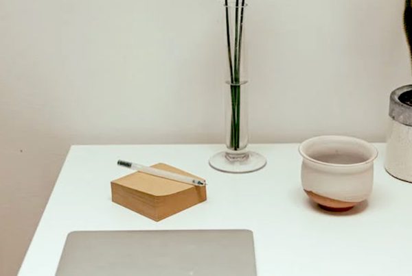 Brown-sticky-notes-on-table